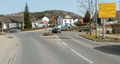  ?? Foto: Wolfgang Kahler ?? Ob oder wann ein Kreisverke­hr an dieser unübersich­tlichen Kreuzung im Kammeltale­r Ortsteil Ettenbeure­n kommt, blieb weiter offen.
