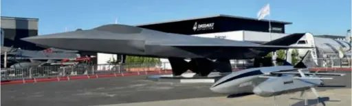  ??  ?? Les maquettes de remote carriers d'airbus et MBDA à côté du NGF. Pour l'heure, aucun choix n'a été opéré par les trois forces aériennes parties au programme, non seulement quant aux drones eux-mêmes, mais aussi à l'égard de leurs systèmes de mission. (© C. Cosmao/dassault Aviation)