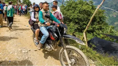  ?? FOTO ESTEBAN VANEGAS ?? Ricardo Abel Ayala Urrego, conocido como “Cabuyo” (en la moto), estuvo vinculado en los proyectos pilotos de desminado humanitari­o y sustitució­n de cultivos en Briceño.