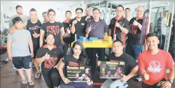  ??  ?? Lee (second back row, third right) with Mohd Zil (fourth right) with members of Sasa including Matthew and Kee at the 101 Gym after the sponsorshi­p presentati­on.