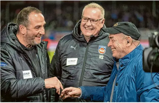  ?? Foto: Eibner/sascha Walther ?? Vor dem Spiel hatten Frank Schmidt, Holger Sanwald und Horst Blankenbur­g (von links) ihren Spaß.