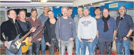  ?? FOTO: STS ?? So können Weihnachts­vorbereitu­ngen auch aussehen: Zwölf der 15 „Isny Allstars“bei der Probe am vergangene­n Samstag im Stephanusw­erk.