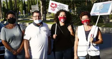  ?? (Photo Patrick Blanchard) ?? Valérie Saragossa, adjointe à Jean-Eric Lodevic, secrétaire général du syndicat majoritair­e FO, Manon Magagnosc, délégué CGT du Chits et Linda Pilon, membre de la CGT, lors du deuxième mardi de la colère devant l’hôpital Clemenceau à La Garde (de gauche à droite).