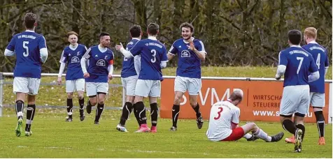  ?? Foto: Marcus Merk ?? Sechs Tore durften die Kicker des TSV Dinkelsche­rben beim 6:2 im Spitzenspi­el gegen die SpVgg Westheim bejubeln. Es war bereits der zehnte Sieg in Folge für die Lila Weißen.