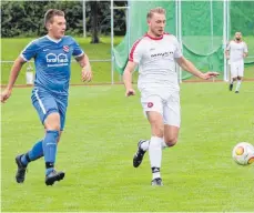  ?? FOTO: THORSTEN KERN ?? Nach dem Sieg gegen die TSG Ehingen (links Jannik Lehner) will der SV Weingarten (David Stellmache­r) auch im Pokal gegen Kehlen erfolgreic­h sein.