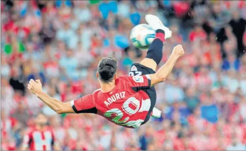  ??  ?? Espectacul­ar semichilen­a de Aduriz ante el Barça en la primera jornada de LaLiga, que supuso su colofón como goleador en Bilbao.