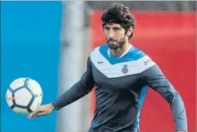  ?? FOTO: PEP MORATA ?? Esteban Granero con el balón, ayer en el entrenamie­nto del Espanyol