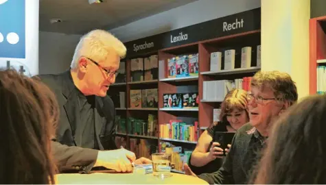  ?? Foto: Dorina Pascher ?? Nachdem er eine gute Stunde aus seinem Buch vorgelesen hat, nahm sich Miroslav Nemec Zeit, um die Bücher der Zuhörer zu signieren.
