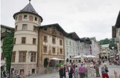  ?? Foto: imago/Raimund Müller ?? Weithin bekannt: der Marktplatz von Berchtesga­den. Nur wenige hundert Meter entfernt liegt der Alte Friedhof.