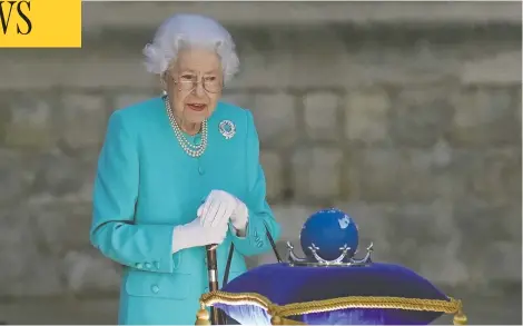  ?? STEVE PARSONS-POOL/GETTY IMAGES ?? Queen Elizabeth prepares to touch the Commonweal­th Nations Globe to start the lighting of the beacon in London, part of the jubilee celebratio­ns.