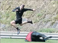  ?? FOTOS: UNCITI ?? Eusebio, rodeado de su cuerpo técnico, camina serio en la matinal de de ayer en Zubieta. Arriba, Guridi salta por encima del portero y abajo, Zurutuza, serio, Rulli haciendo portería e Illarra posando con unos chavales