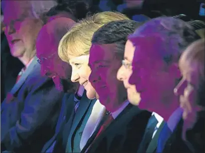  ?? GUIDO BERGMANN / AP ?? Mirando a Berlín.
Imagen facilitada por el gobierno alemán de la canciller Merkel y el presidente francés Hollande el pasado jueves en Leipzig en el 150.º aniversari­o del SPD