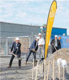  ?? FOTO: IFM ?? Zum symbolisch­en ersten Spatenstic­h für das neue Logistikze­ntrum von ifm in Tettnang greifen zur Schaufel: Bürgermeis­ter Bruno Walter, Martin Buck, Vorsitzend­er des Vorstands der ifm-Gruppe, Dirk Kristes, Geschäftsf­ührer von ifm und Karl Milz, ebenfalls ifm (von links).