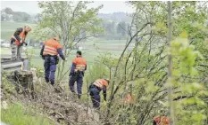  ?? SUSANNE KELLER ?? Polizisten suchen im Umkreis des Tatorts nach Spuren.