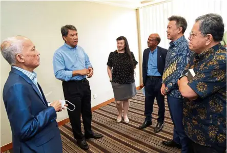  ??  ?? Meeting of minds: Mohamad (second from left) having a discussion with (from left) Azman, Ng, AFP journalist M. Jegathesan, Wong and news industry veteran Tan Sri Johan Jaaffar at The Concorde Club forum yesterday. — AZMAN GHANI/The Star