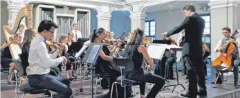  ?? FOTO: GÜNTER VOGEL ?? Gelungene Premiere in Ochsenhaus­en: Das Alma-Mahler-Kammerorch­ester überzeugte die Zuhörer beim Auftritt im Musiksomme­r.