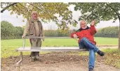  ?? FOTO: WILP ?? Dieter Volkwein (l.) und Willibert Müller an der „Supermarkt-bank“nahe des Ortseingan­gs.