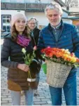  ?? Fotos: rg/ak ?? Eine Rose für korrektes Parken gab es gestern in Schondorf von Bürgermeis­ter Alexander Herrmann, Mario Muth und Thorsten Preßler (von rechts). Daniela Böhm bekam am Dießener Untermülle­rplatz eine Rose von Bürgermeis­ter Herbert Kirsch.