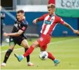  ?? Foto: dpa ?? Bremens Maximilian Eggestein (links) und Heidenheim­s Niklas Dorsch im Zweikampf um den Ball. Das zweite Spiel zwischen Bremen und Heidenheim endete 2:2.