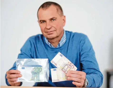  ?? Foto: Judith Roderfeld ?? Auf den ersten Blick nicht gleich zu erkennen – doch diese Banknoten sind nicht echt. Bei dem 100 Euro Schein sind die Ermittlung­en noch nicht abgeschlos­sen. Josef Beh ringer und sein Team sind an dem Fall dran.