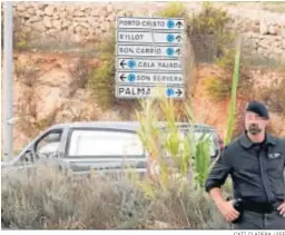  ?? CATI CLADERA / EFE ?? Un coche fúnebre traslada el cadáver del niño Arthur, encontrado ayer.