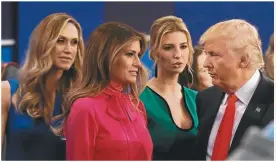  ??  ?? APOYO. Su esposa, Melania, y sus hijas participan de la campaña.