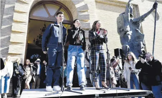  ?? MIGUEL ÁNGEL GRACIA ?? La alcaldesa de Zaragoza, Natalia Chueca, junto a la ganadora de ‘OT’, Naiara, y el finalista Juanjo, en un escenario en la plaza del Pilar.