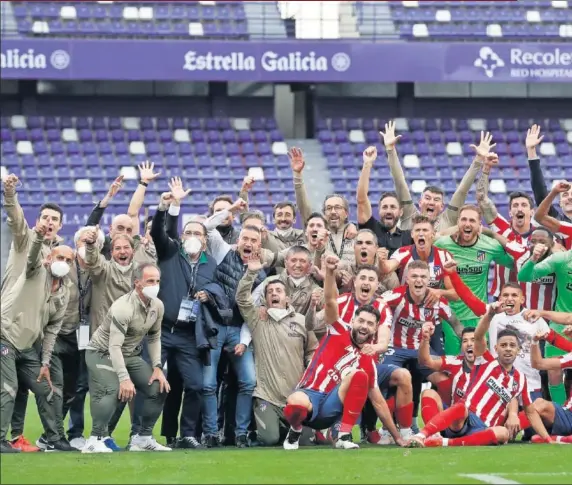  ??  ?? Los jugadores y los técnicos del Atlético se hacen una foto de familia sobre el césped del José Zorrilla tras haber conseguido el título liguero.