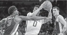  ?? NWA Democrat-Gazette/BEN GOFF ?? Arkansas guard Desi Sills (middle) tries to put up a shot against Mississipp­i guard Terence Davis (3) during the second half of the Razorbacks’ 74-73 victory over the Rebels on Saturday at Walton Arena in Fayettevil­le.