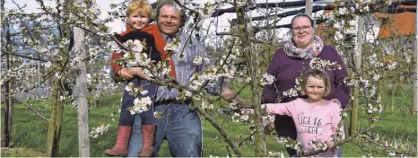  ?? FOTOS: SUSI DONNER ?? Freiraum für Kreativitä­t: Mitten in den Kirschblüt­en stehen Monika und Matthias Marschall mit ihren Kindern Annabell (sechs) und Valentin (vier).