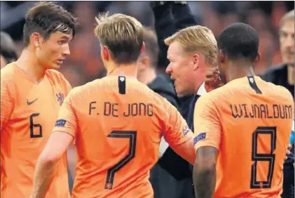  ?? / GETTY ?? Koeman da instruccio­nes a De Roon, De Jong y Wijnaldum.