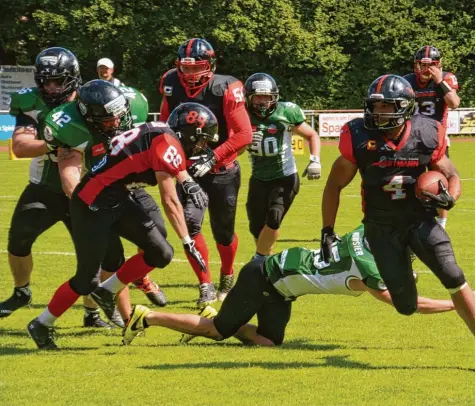  ?? Archivfoto: Reinhold Radloff ?? Die Königsbrun­n Ants (schwarze Trikots) erwarten am kommenden Sonntag Traunreut Munisier (grüne Trikots) zum zweiten Heimspiel der Saison. Unser Bild stammt von der Begegnung aus der vergangene­n Saison.