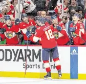  ?? DAVID SANTIAGO dsantiago@miamiheral­d.com ?? Panthers center Steven Lorentz celebrate with teammates after scoring against the Bruins on Wednesday.