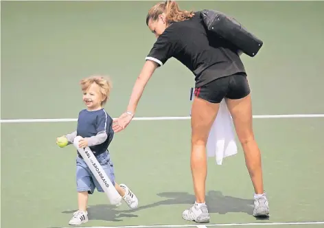  ?? FOTOS: IMAGO (5), TWITTER (1) ?? Klaps von der Mama: Steffi Graf mit ihrem ältesten Sohn Jaden Gil bei den US Open 2004 in New York.