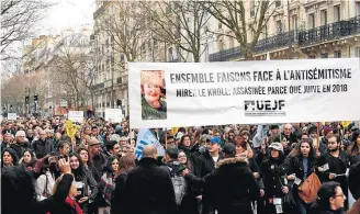  ?? ALAIN JOCARD/AFP ?? Crime. Multidão homenageia Mireille Knoll em Paris, morta por extremista­s islâmicos