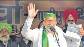  ?? SAKIB ALI/HT ARCHIVE ?? BKU leader Rakesh Tikait addresses a gathering at the UP Gate protest site.