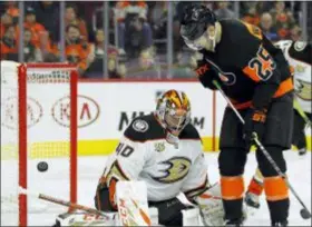  ?? TOM MIHALEK — THE ASSOCIATED PRESS ?? The Flyers’ James van Riemsdyk (25) screens Anaheim goalie Kevin Boyle as the puck goes wide of the net during the second period.