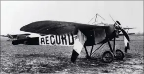  ??  ?? Le Nieuport II G à moteur Gnome avec lequel Emmanuel Helen remporta la Coupe Michelin de 1911.