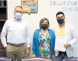  ?? DE LOS CABOS /CORTESÍA AYUNTAMIEN­TO ?? El cirujano dentista Efraín López Hernández recibió su nombramien­to de manos de la alcaldesa