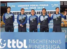  ?? FOTO: IMAGO/NORDPHOTO ?? Den Tischtenni­sspielern des 1. FC Saarbrücke­n steht die Enttäuschu­ng bei der Siegerehru­ng ins Gesicht geschriebe­n.