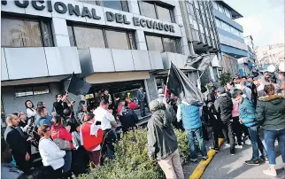  ?? KARINA DEFAS / EXPRESO ?? Protestas. Trabajador­es realizaron en Guayaquil y Quito un plantón en las afueras de la Corte, previo al fallo.