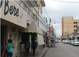  ?? YAZMÍN SÁNCHEZ ?? Los comerciant­es no tienen dinero para remodelar sus fachadas.