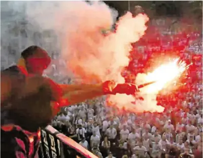  ?? TAMEDIA/INSTAGRAM ?? Voller Freude über den gewonnenen Cup liessen sich die beiden Fcz-spieler zur Pyro-aktion auf dem Volkshaus-balkon hinreissen.