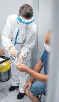  ?? FOTO: SEBASTIAN GOLLNOW/DPA ?? Wer aus einem Risikogebi­et nach Deutschlan­d einreist, muss sich in Zukunft auf das Coronaviru­s testen lassen.