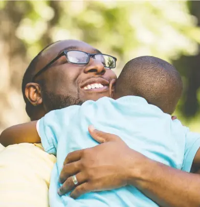  ?? GETTY IMAGES /I STOCKPHOTO ?? When it comes to being a better dad, new research indicates that it's more important to prioritize time spent with the kids rather than carving out a six-pack at the gym.