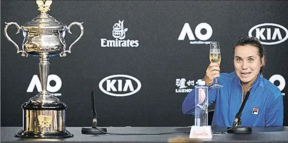  ?? FOTO: AP ?? La extroverti­da nueva campeona del Open de Australia, la estadounid­ense Sofia Kenin, lo celebró con una copa de champán ante los medios de comunicaci­ón, portando el trofeo