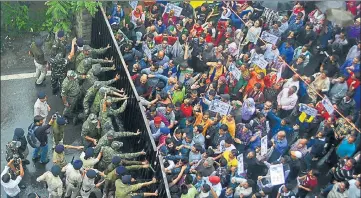  ?? DEEPAK SANSTA /HT ?? Around 500 locals and Nepalese migrants marched to the state secretaria­t and staged a demonstrat­ion. Owing to the protest, traffic came to a halt for more than an hour on the main road in Shimla on Monday.