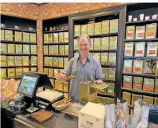  ?? FOTO: JOCHEN RATHMANN ?? Stefan Stricker in seinem Tee-Geschäft: Kunden reisen sogar aus Berlin und München an, um bei ihm ihre Lieblingss­orten zu kaufen.