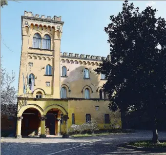  ??  ?? Immobili d’epoca Villa Capitini, l’Università vende il corpo centrale; a sinistra, l’entrata del Tucep ( Foto Belfiore)