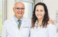  ??  ?? El Dr. Pablo Umbert y la Dra. Mónica Quintana